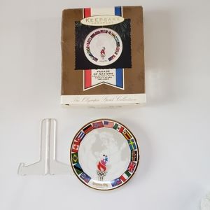 1996 Hallmark Keepsake Ornaments Parade Of Nations Collector's Plate With Stand.